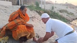 पहले गंगा स्नान, फिर विश्वनाथ दर्शन; कंधे पर बूढ़ी मां को बिठाकर तीर्थ कराने चले कलियुग के श्रवण कुमार