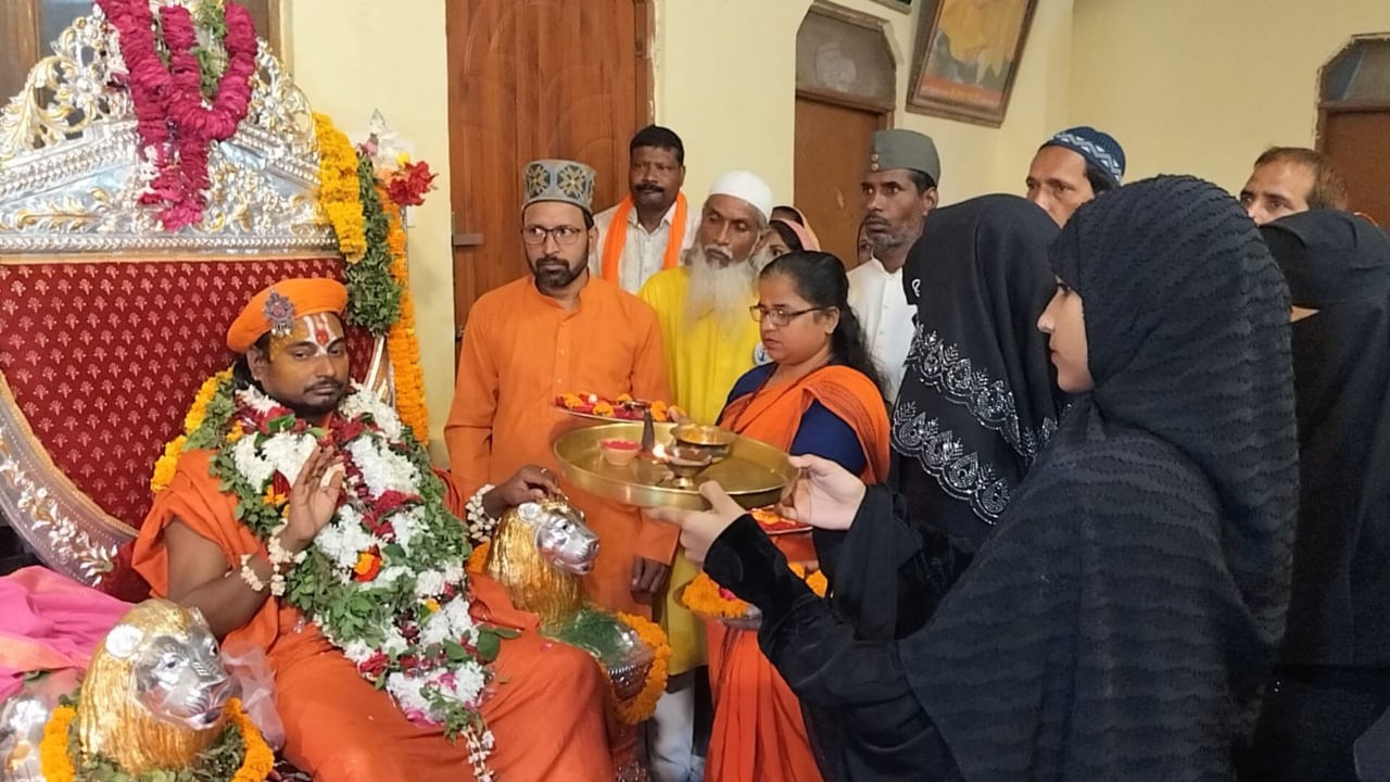 हमारे पूर्वज रामपंथी थे… गुरु पूर्णिमा पर पातालपुरी मठ में 151 मुसलमानों ने ली दीक्षा