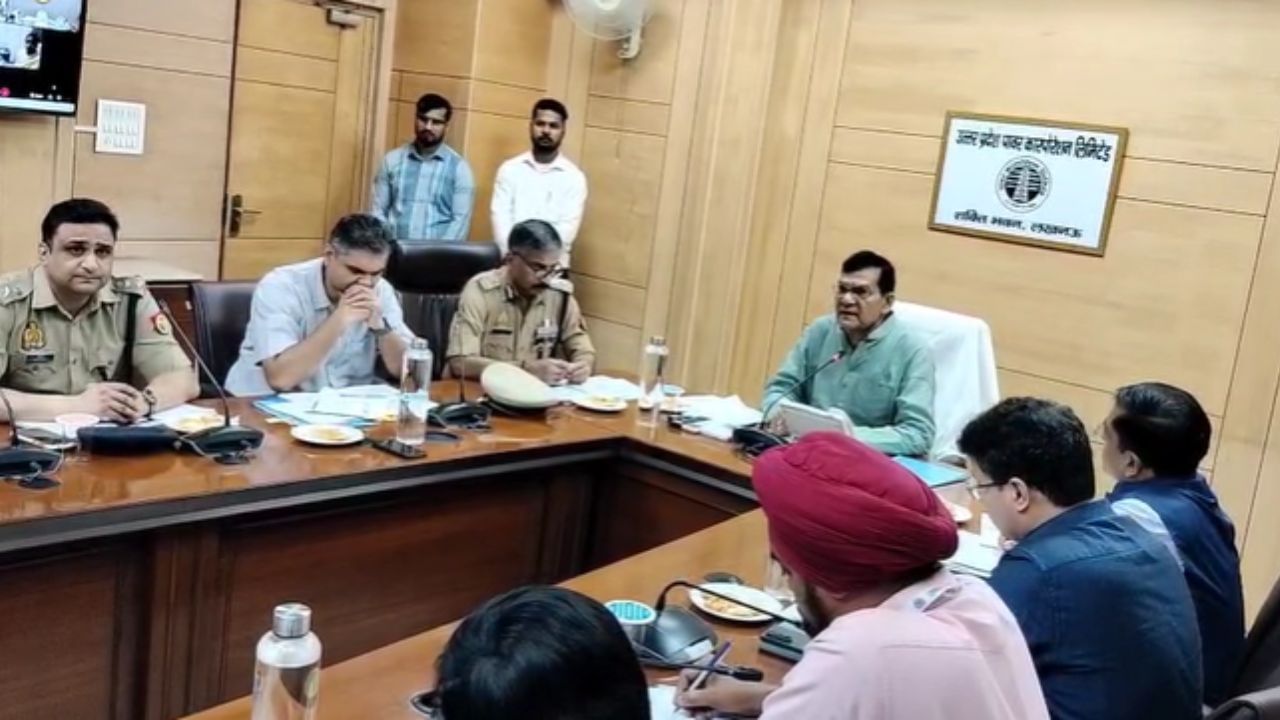 बकवास बंद करो… ऊर्जा मंत्री ने लड़खड़ाई बिजली व्यवस्था पर लगाई अफसरों की क्लॉस बकवास बंद करो… ऊर्जा मंत्री ने लड़खड़ाई बिजली व्यवस्था पर लगाई अफसरों की क्लॉस