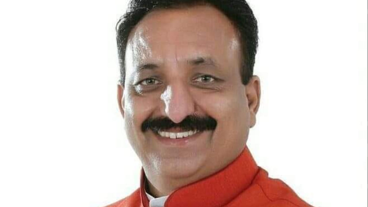 ‘ये लो 50 हजार रुपये’… फिर चढ़ा BJP विधायक का पारा, बिजली विभाग के अधिकारियों को लताड़ा ‘ये लो 50 हजार रुपये’… फिर चढ़ा BJP विधायक का पारा, बिजली विभाग के अधिकारियों को लताड़ा