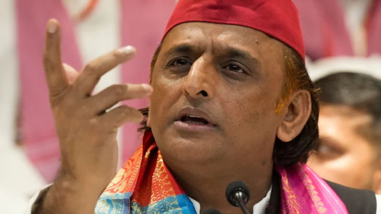 अखिलेश यादव की तस्वीर पर बागपत में ब्राह्मण समाज बुद्धि शुद्धि के लिए चढ़ाएगा गंगाजल