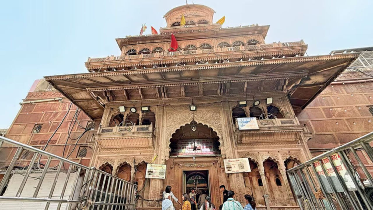 ठाकुर बांके बिहारी पहली बार हिंडोले में कब हुए थे विराजमान? देश की आजादी से जुड़ा है राज