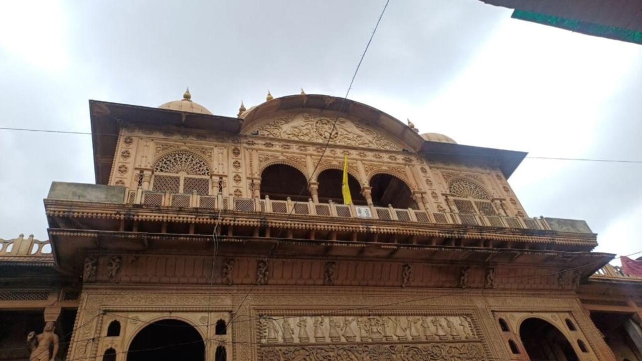 सोने के 7 कलश के नीचे भगवान नृसिंह… बांसुरी रूप में यहां होते हैं राधा रानी के दर्शन, जानें क्या है रहस्य-Photos