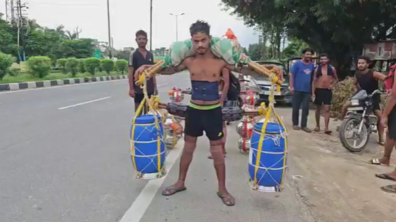 ‘मुस्कान ने किया था बदनाम, मै शुद्ध करूंगा…’ नीले ड्रम की कांवड़ लेकर पहुंचा युवक