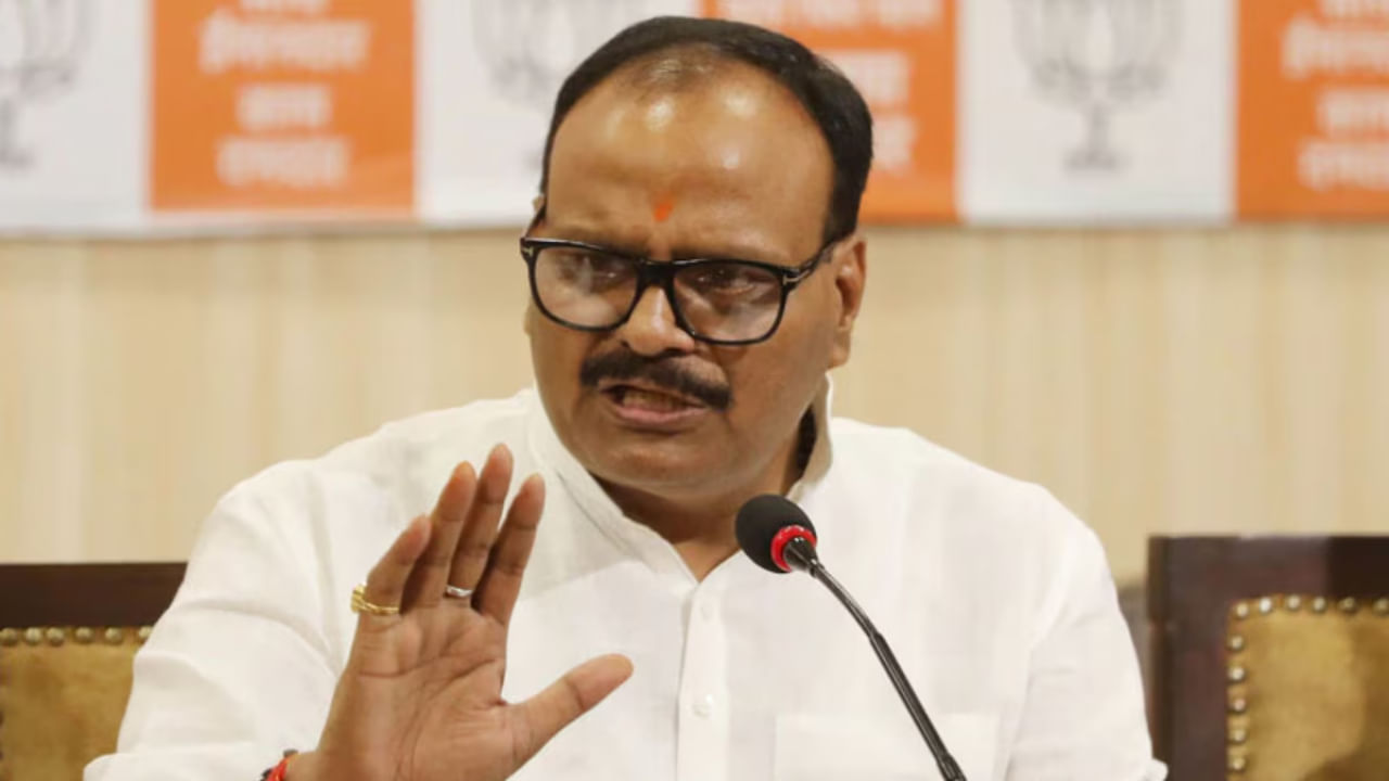 कानपुर के ACMO निलंबित, भ्रष्टाचार के आरोप पर ब्रजेश पाठक की बड़ी कार्रवाई; दो और भी नपे कानपुर के ACMO निलंबित, भ्रष्टाचार के आरोप पर ब्रजेश पाठक की बड़ी कार्रवाई; दो और भी नपे