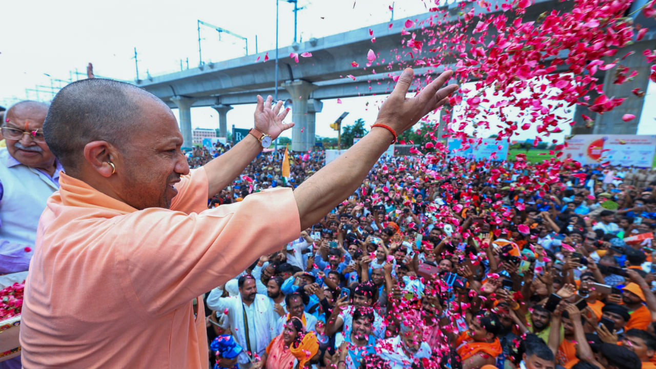 कांवड़ियों पर सीएम योगी ने बरसाए फूल, उपद्रवियों को दी कड़ी चेतावनी, कहा- किसी को बख्शा नहीं जाएगा