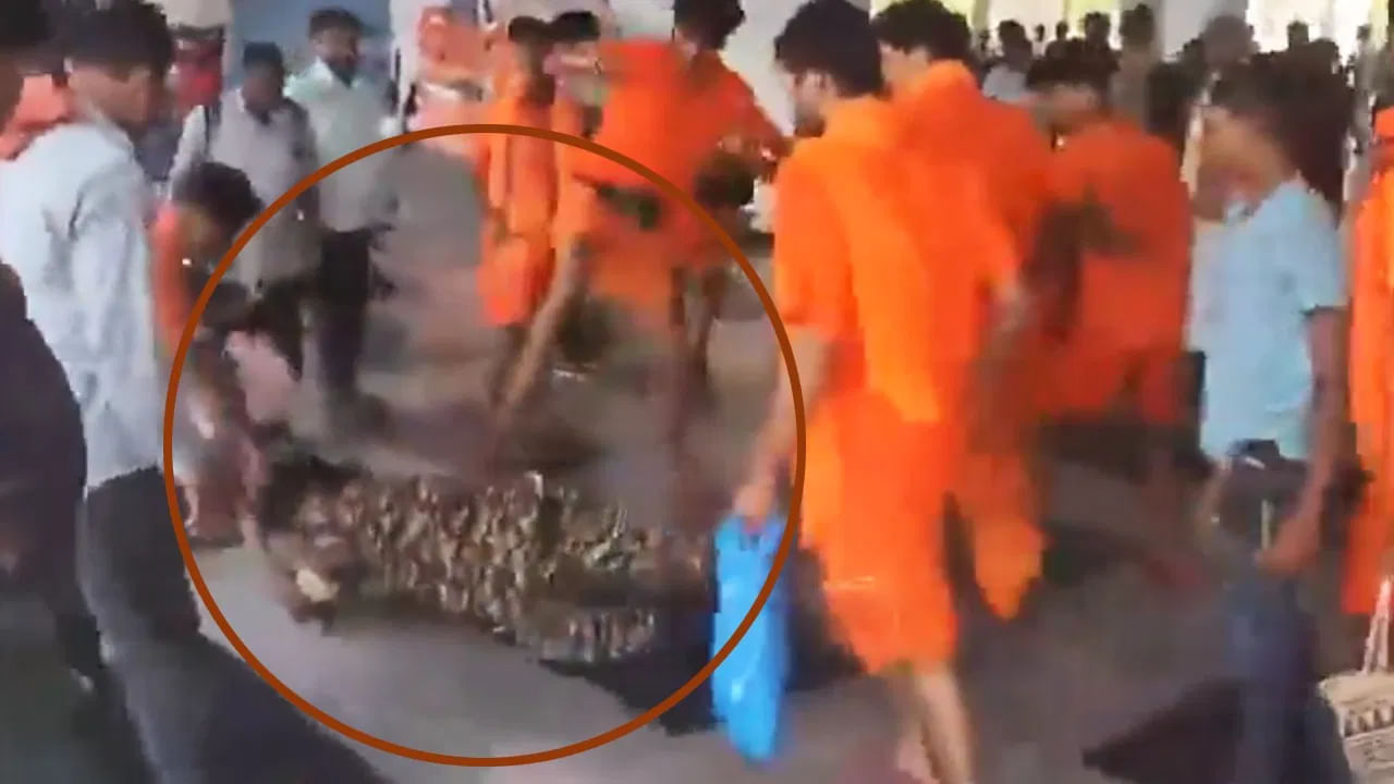 लात-घूंसे और भांजी लाठियां… CRPF जवान को कांवरियां ने बेरहमी से पिटा; चार नाबालिग समेत 7 गिरफ्तार लात-घूंसे और भांजी लाठियां… CRPF जवान को कांवरियां ने बेरहमी से पिटा; चार नाबालिग समेत 7 गिरफ्तार