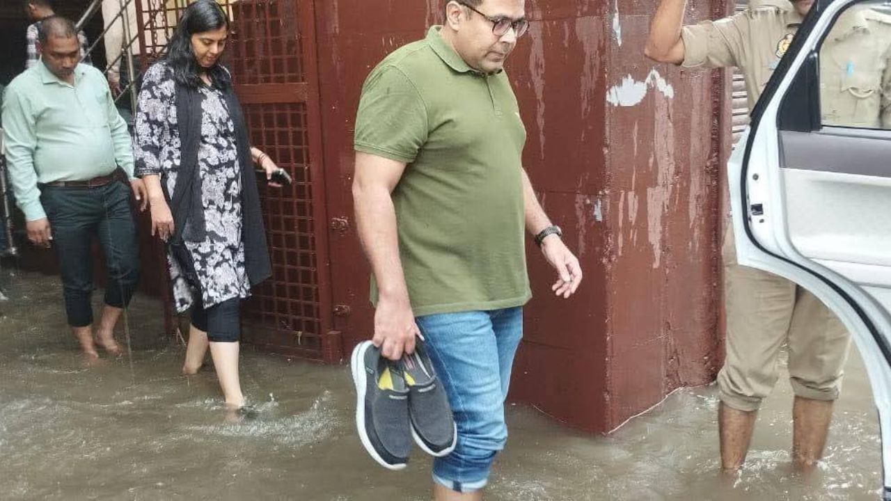 जब खुद जलभराव में फंसे कमिश्नर… नगर निगम की पोल खोलती तस्वीर वायरल जब खुद जलभराव में फंसे कमिश्नर… नगर निगम की पोल खोलती तस्वीर वायरल
