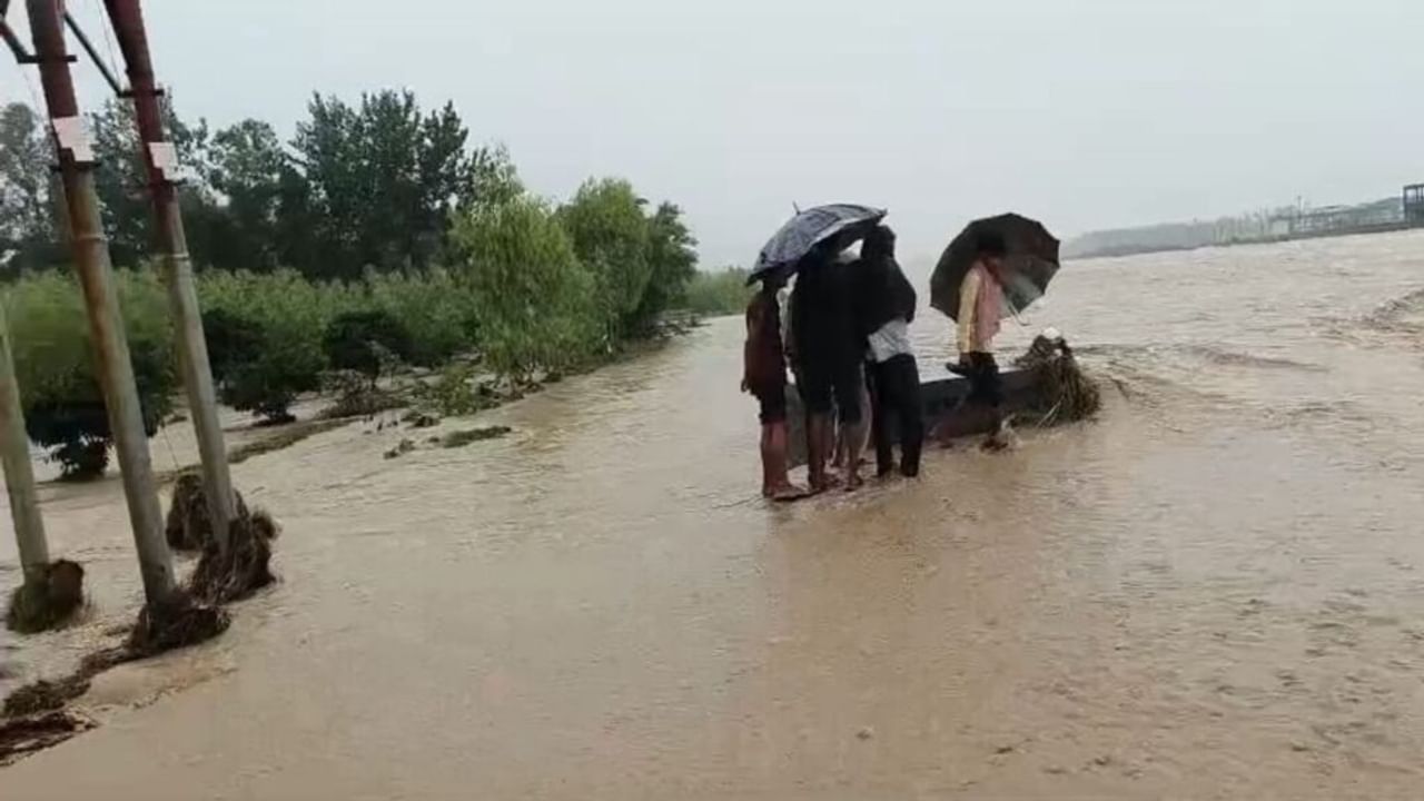 सहारनपुर में बारिश का कहर… टापू बन रहे गांव, दहशत में लोग