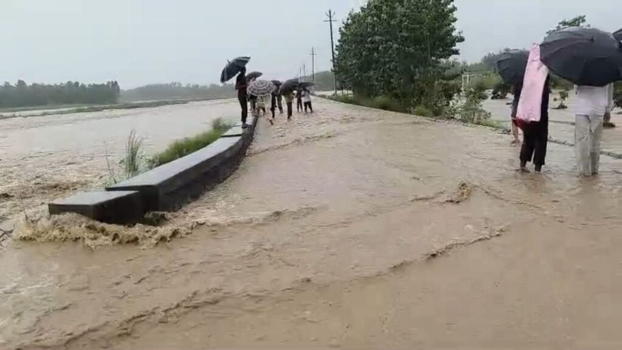 सहारनपुर में बारिश का कहर… टापू बन रहे गांव, दहशत में लोग