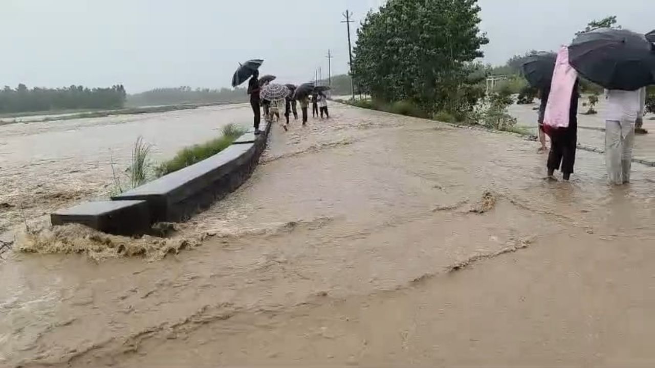 सहारनपुर में बारिश का कहर… टापू बन रहे गांव, दहशत में लोग