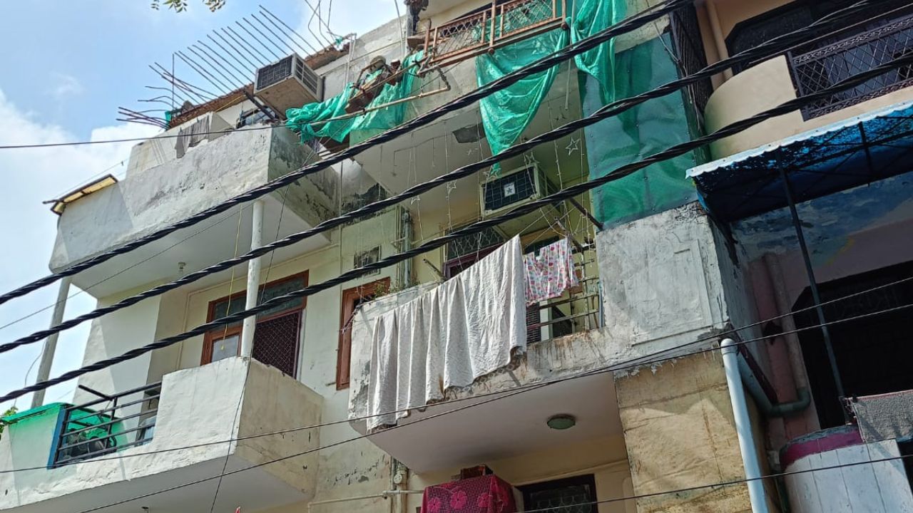 गाजियाबाद में ‘मौत’ का छज्जा, पहले गिरा तो दो हुए थे घायल, अब मरम्मत के दौरान मजदूर मरा गाजियाबाद में ‘मौत’ का छज्जा, पहले गिरा तो दो हुए थे घायल, अब मरम्मत के दौरान मजदूर मरा