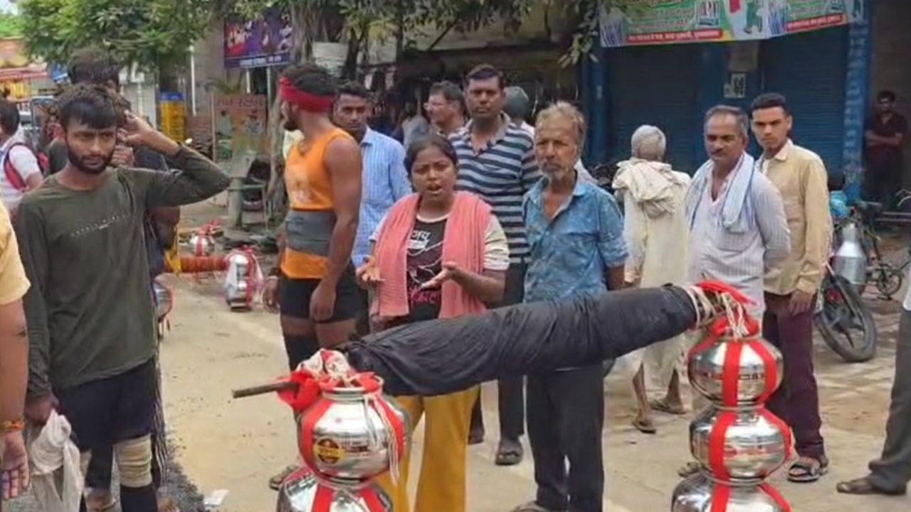 कांवड़ पर उस्मान ने थूका… कांवड़ियों ने सड़क पर जाम लगाकर काटा बवाल, पुलिस ने ऐसे कराई सुलह कांवड़ पर उस्मान ने थूका… कांवड़ियों ने सड़क पर जाम लगाकर काटा बवाल, पुलिस ने ऐसे कराई सुलह