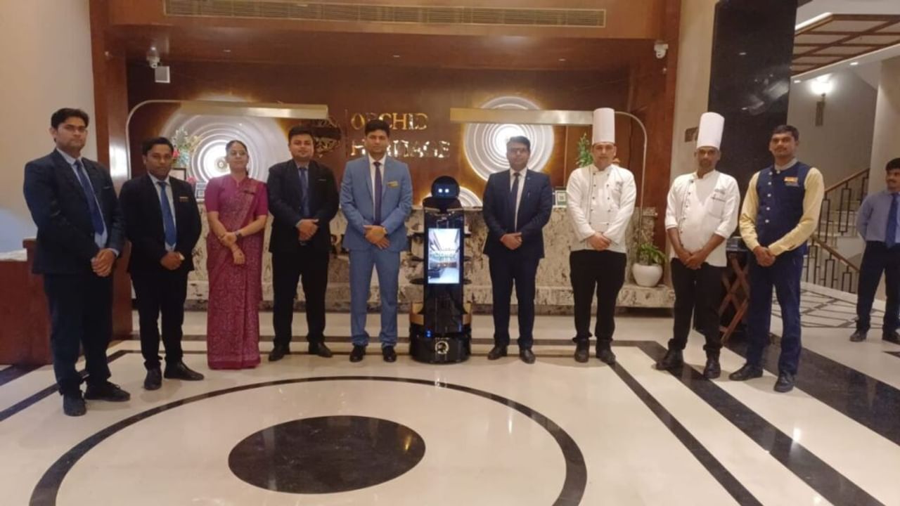 मथुरा: अब रोबोट करेगा वेटर का काम, वृंदावन होटल में शुरू हुई ये नई सर्विस
