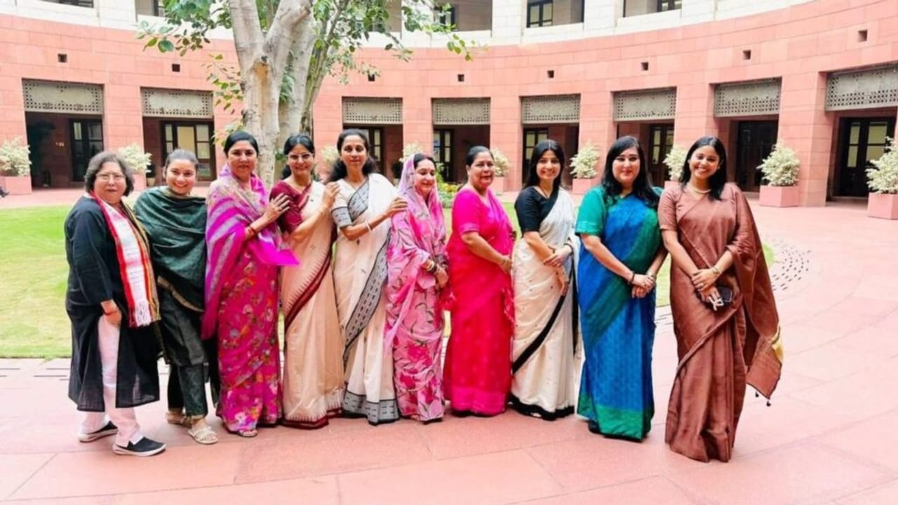 दल अनेक, फ़्रेम एक… संसद के पहले दिन महिला सांसदों की ज़बरदस्त बॉन्डिंग