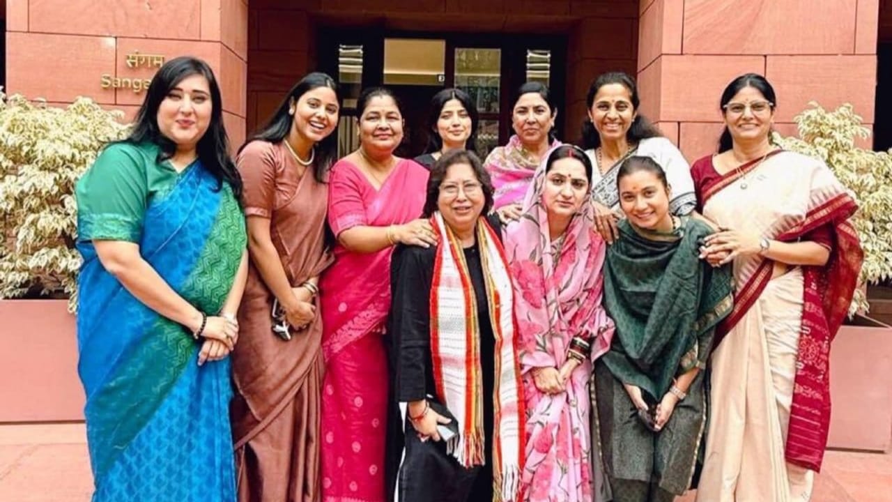 दल अनेक, फ़्रेम एक… संसद के पहले दिन महिला सांसदों की ज़बरदस्त बॉन्डिंग