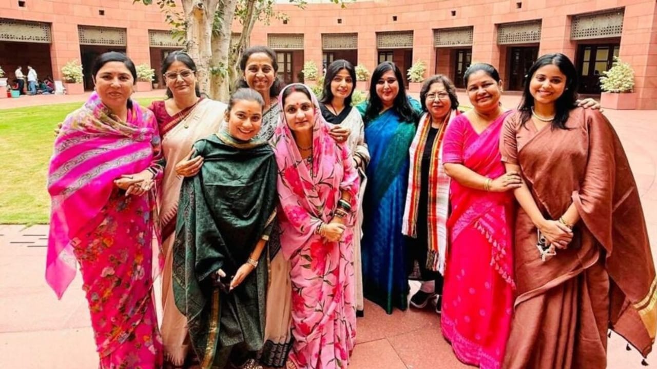 दल अनेक, फ़्रेम एक… संसद के पहले दिन महिला सांसदों की ज़बरदस्त बॉन्डिंग