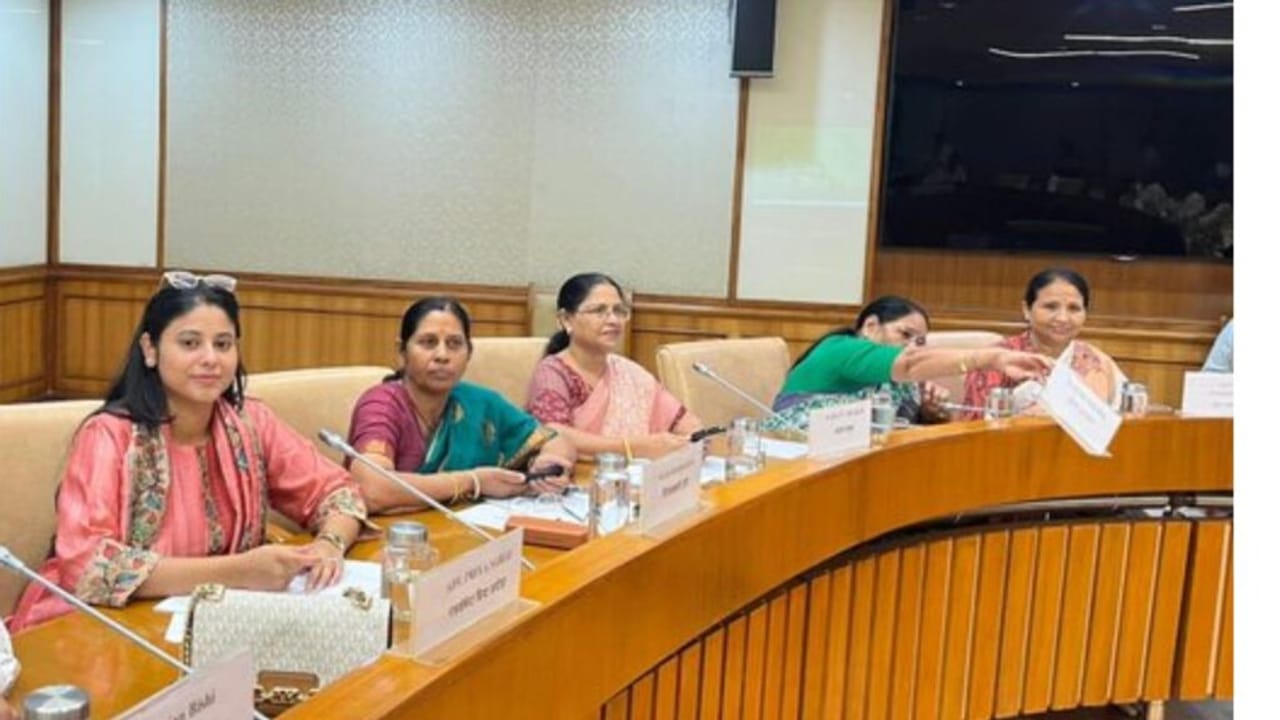 दल अनेक, फ़्रेम एक… संसद के पहले दिन महिला सांसदों की ज़बरदस्त बॉन्डिंग