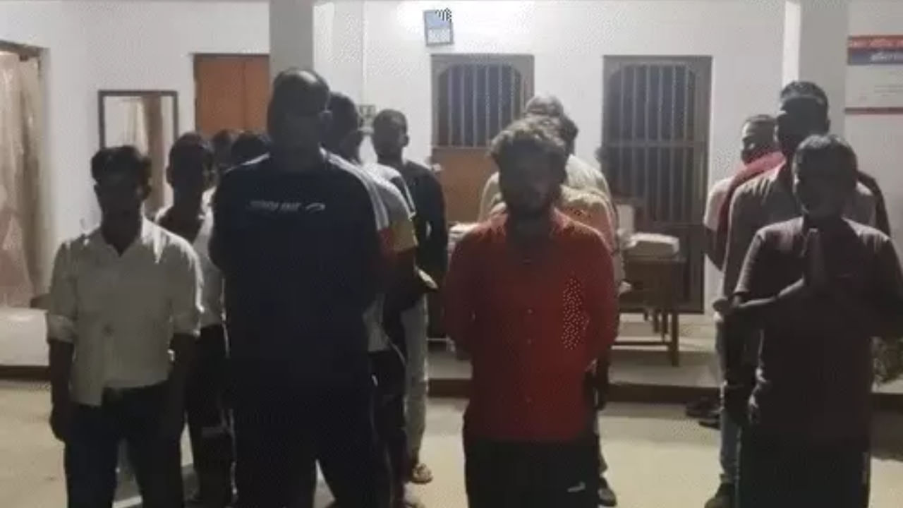 साहब, अब खुले में शराब नहीं पिएंगे… थाने में शराबियों ने ली शपथ- Video साहब, अब खुले में शराब नहीं पिएंगे… थाने में शराबियों ने ली शपथ- Video