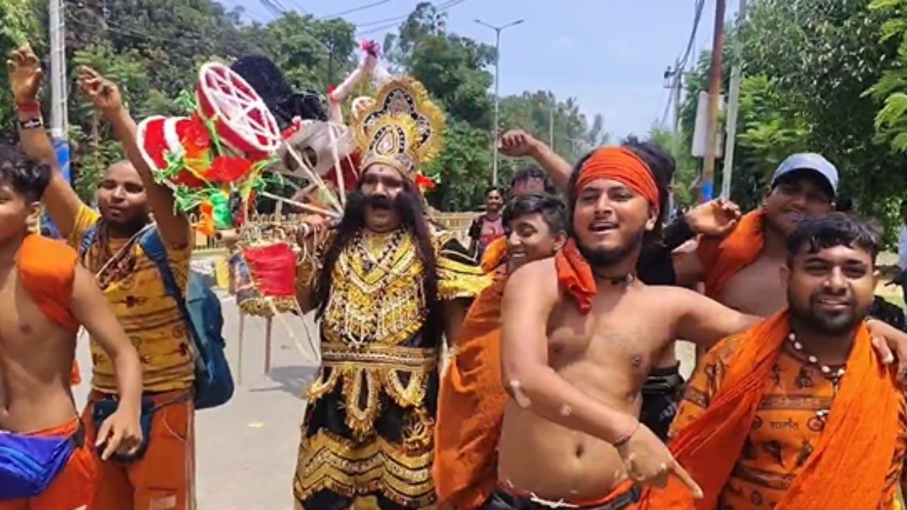 रावण लाया कांवड़… हरिद्वार से इस वेश में चला शिवभक्त, देखने के लिए रास्ते में उमड़ पड़े लोग रावण लाया कांवड़… हरिद्वार से इस वेश में चला शिवभक्त, देखने के लिए रास्ते में उमड़ पड़े लोग