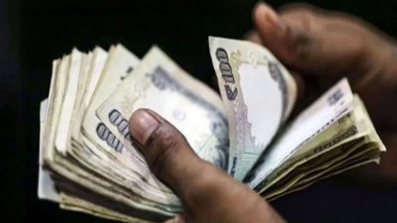 एडमिशन करा दूंगा… शिक्षा विभाग का बाबू ले रहा था घूस, ACB ने पकड़ा तो फूट-फूट रोने लगा एडमिशन करा दूंगा… शिक्षा विभाग का बाबू ले रहा था घूस, ACB ने पकड़ा तो फूट-फूट रोने लगा