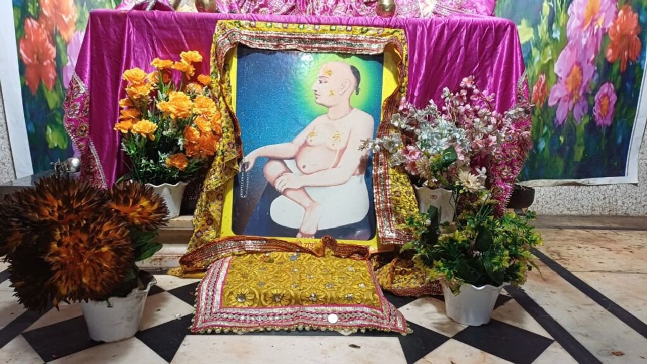 सोने के 7 कलश के नीचे भगवान नृसिंह… बांसुरी रूप में यहां होते हैं राधा रानी के दर्शन, जानें क्या है रहस्य-Photos