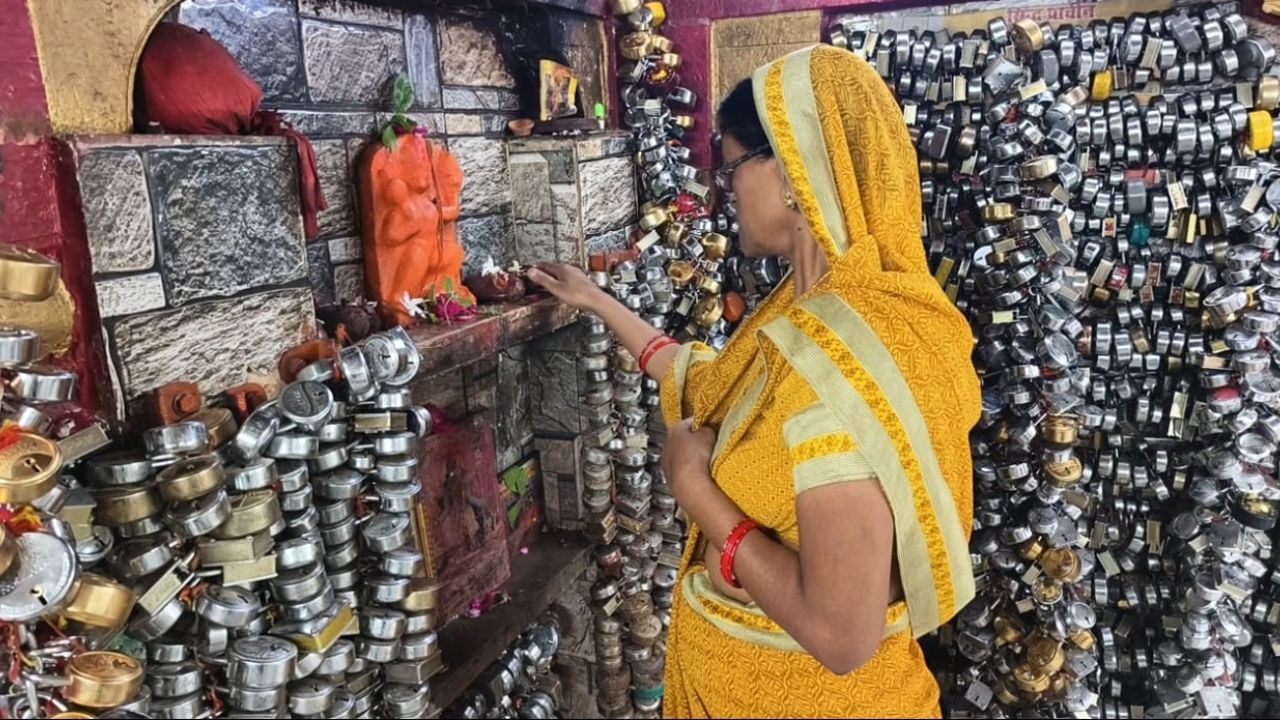 प्रयागराज का नाथेस्वर महादेव मंदिर, जहां भक्त ताले से कैद करते हैं अपनी मन्नतें