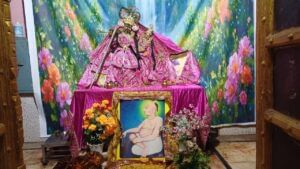 सोने के 7 कलश के नीचे भगवान नृसिंह… बांसुरी रूप में यहां होते हैं राधा रानी के दर्शन, जानें क्या है रहस्य-Photos सोने के 7 कलश के नीचे भगवान नृसिंह… बांसुरी रूप में यहां होते हैं राधा रानी के दर्शन, जानें क्या है रहस्य-Photos