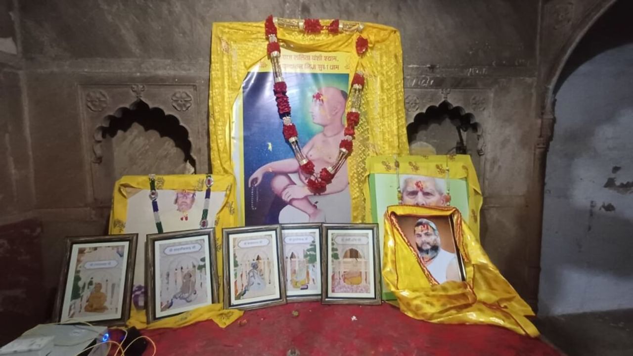 सोने के 7 कलश के नीचे भगवान नृसिंह… बांसुरी रूप में यहां होते हैं राधा रानी के दर्शन, जानें क्या है रहस्य-Photos
