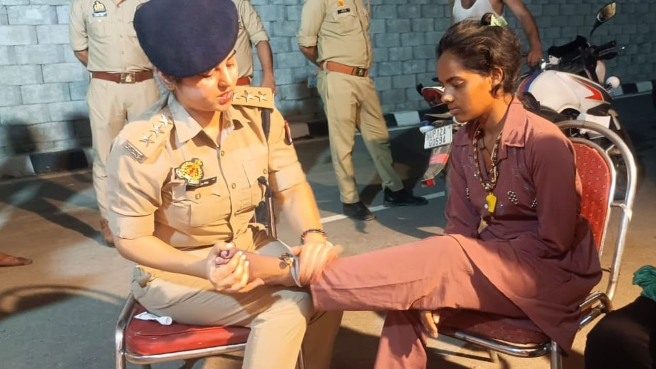 DSP ऋषिका सिंह ने दबाए महिला कांवड़ियों के पैर, DIG-SSP तक कर रहे शिव भक्तों की सेवा DSP ऋषिका सिंह ने दबाए महिला कांवड़ियों के पैर, DIG-SSP तक कर रहे शिव भक्तों की सेवा