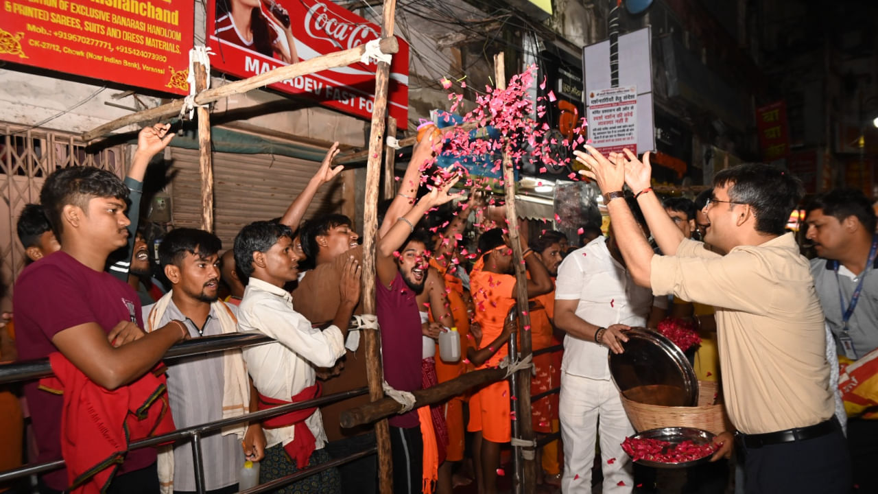 हर-हर महादेव… जयकारों से गूंजा काशी विश्वनाथ मंदिर, पहले सोमवार को उमड़ा आस्था का सैलाब; पुष्प वर्षा से भक्तों का स्वागत हर-हर महादेव… जयकारों से गूंजा काशी विश्वनाथ मंदिर, पहले सोमवार को उमड़ा आस्था का सैलाब; पुष्प वर्षा से भक्तों का स्वागत