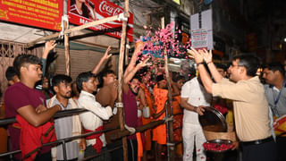 हर-हर महादेव… जयकारों से गूंजा काशी विश्वनाथ मंदिर, पहले सोमवार को उमड़ा आस्था का सैलाब; पुष्प वर्षा से भक्तों का स्वागत
