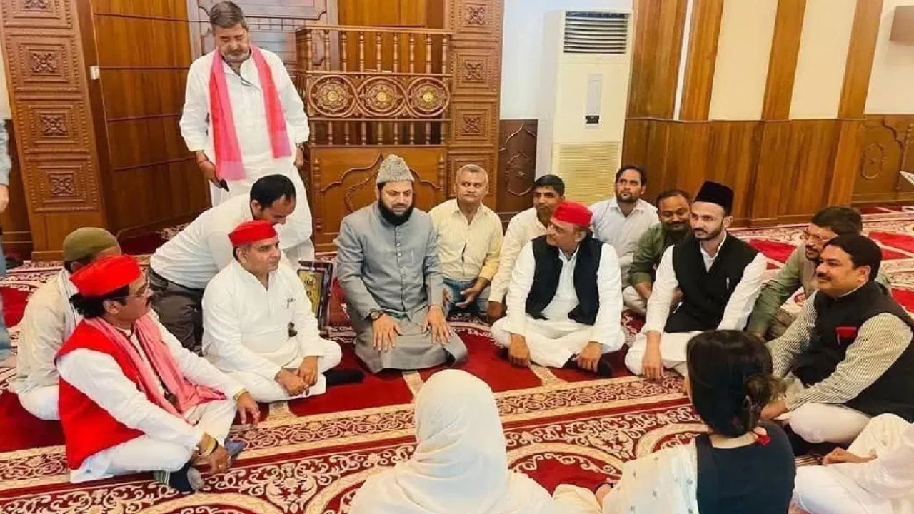 मस्जिद में अखिलेश की बैठक को लेकर संग्राम, BJP बोली- ये सपा का नया कार्यालय; SP ने भी दिया करार जवाब मस्जिद में अखिलेश की बैठक को लेकर संग्राम, BJP बोली- ये सपा का नया कार्यालय; SP ने भी दिया करार जवाब
