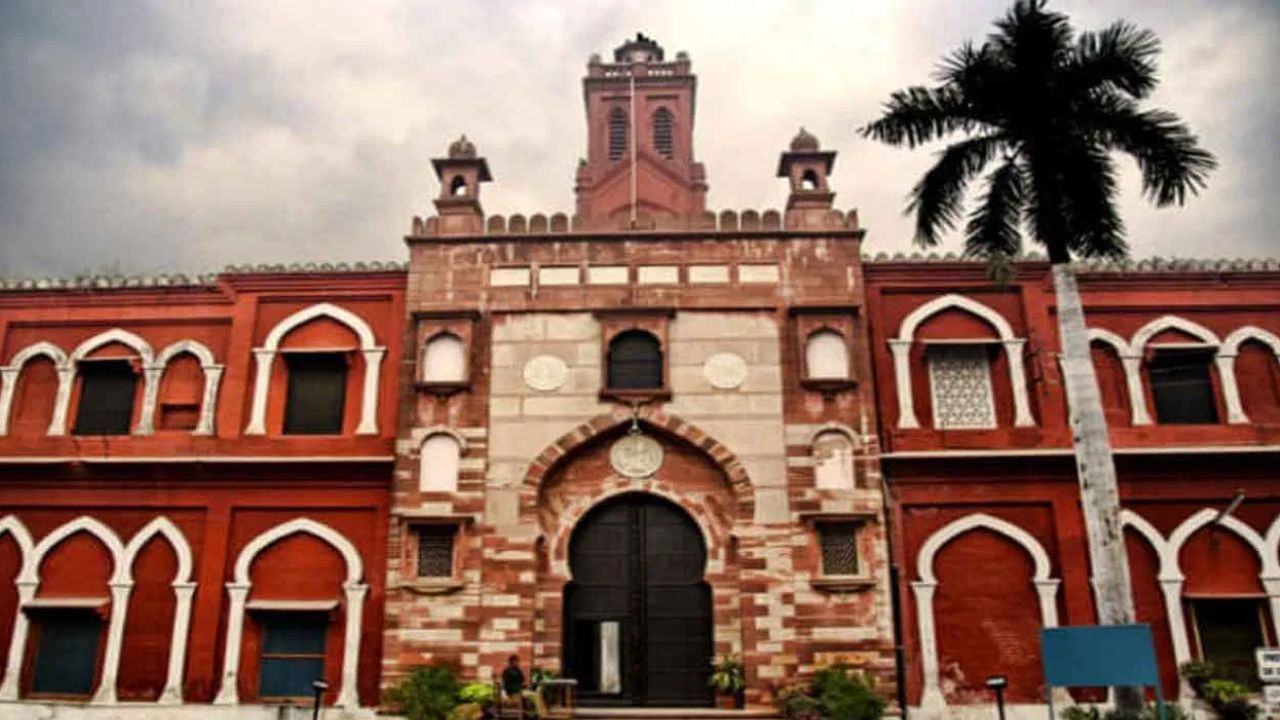 AMU में आतंकी अलर्ट, आने- जाने वालों पर रखी जा रही पैनी नजर AMU में आतंकी अलर्ट, आने- जाने वालों पर रखी जा रही पैनी नजर