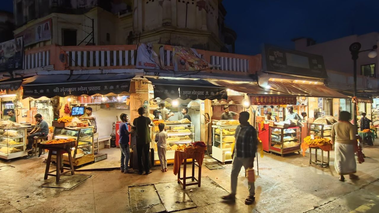 हनुमान गढ़ी का फरमान, प्रसाद के डिब्बे पर विक्रेता लिखें अपना नाम; सावन मेले से पहले अयोध्या में क्यों हुआ फैसला? हनुमान गढ़ी का फरमान, प्रसाद के डिब्बे पर विक्रेता लिखें अपना नाम; सावन मेले से पहले अयोध्या में क्यों हुआ फैसला?