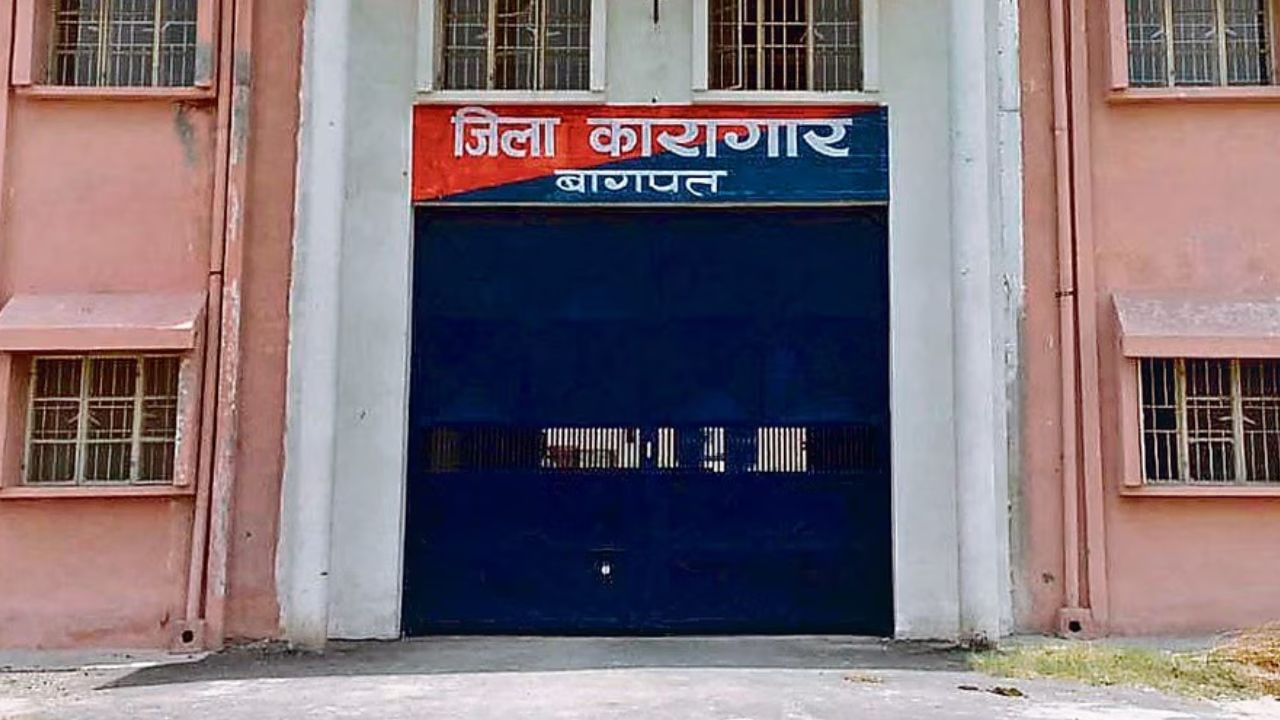 जहां हुई मुन्ना बजरंगी की हत्या, उसी जेल में गैंगस्टर ने बनाया रील; सोशल मीडिया में वायरल होते मचा हड़कंप जहां हुई मुन्ना बजरंगी की हत्या, उसी जेल में गैंगस्टर ने बनाया रील; सोशल मीडिया में वायरल होते मचा हड़कंप