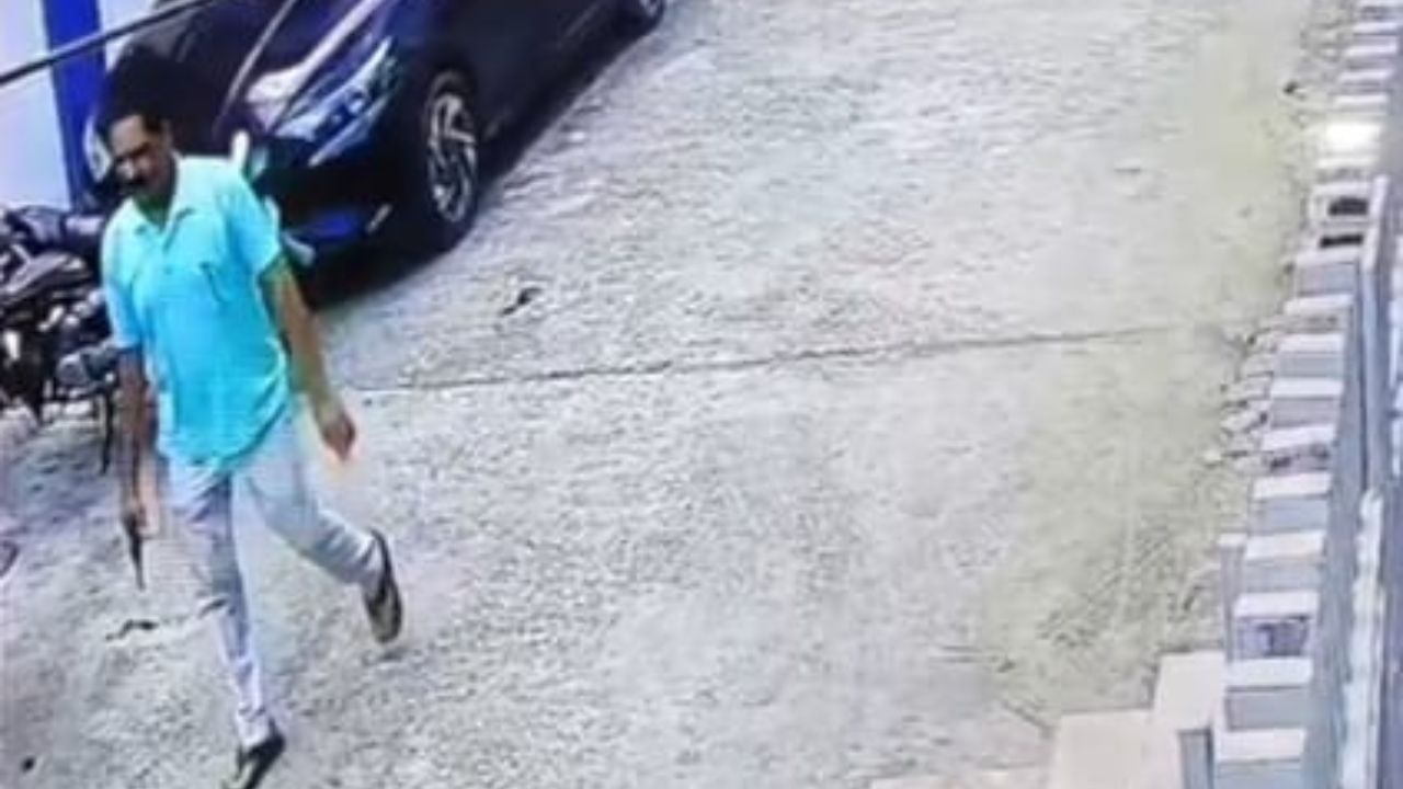 ‘मोगली’ को देखते ही हैवान बना इंजीनियर, सनक में मारी पांच गोलियां, CCTV में कैद हुई वारदात ‘मोगली’ को देखते ही हैवान बना इंजीनियर, सनक में मारी पांच गोलियां, CCTV में कैद हुई वारदात