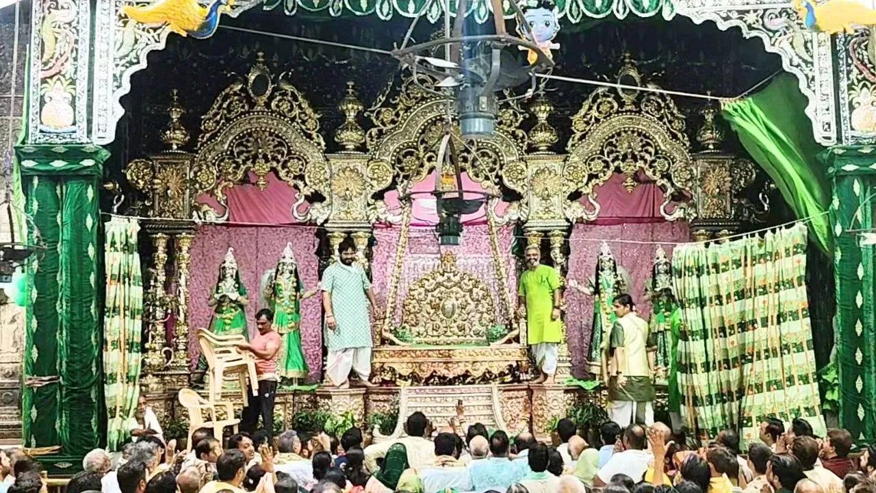 नहीं करेंगे VIP लोगों का स्वागत, ठाकुर बांके बिहारी मंदिर में गोस्वामी समाज ने लिया फैसला नहीं करेंगे VIP लोगों का स्वागत, ठाकुर बांके बिहारी मंदिर में गोस्वामी समाज ने लिया फैसला
