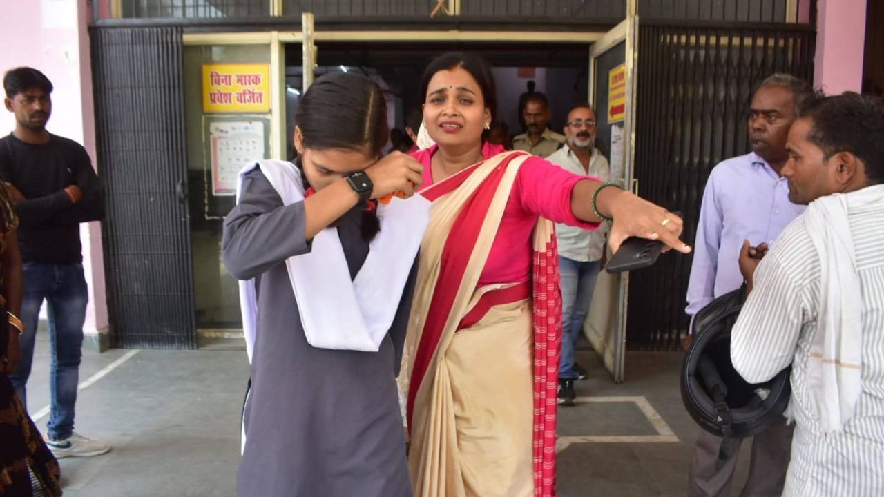 बाराबंकी: घटना के पांच मिनट पहले हंस रही थी नंदिनी, नाक से निकला खून और हुई मौत बाराबंकी: घटना के पांच मिनट पहले हंस रही थी नंदिनी, नाक से निकला खून और हुई मौत