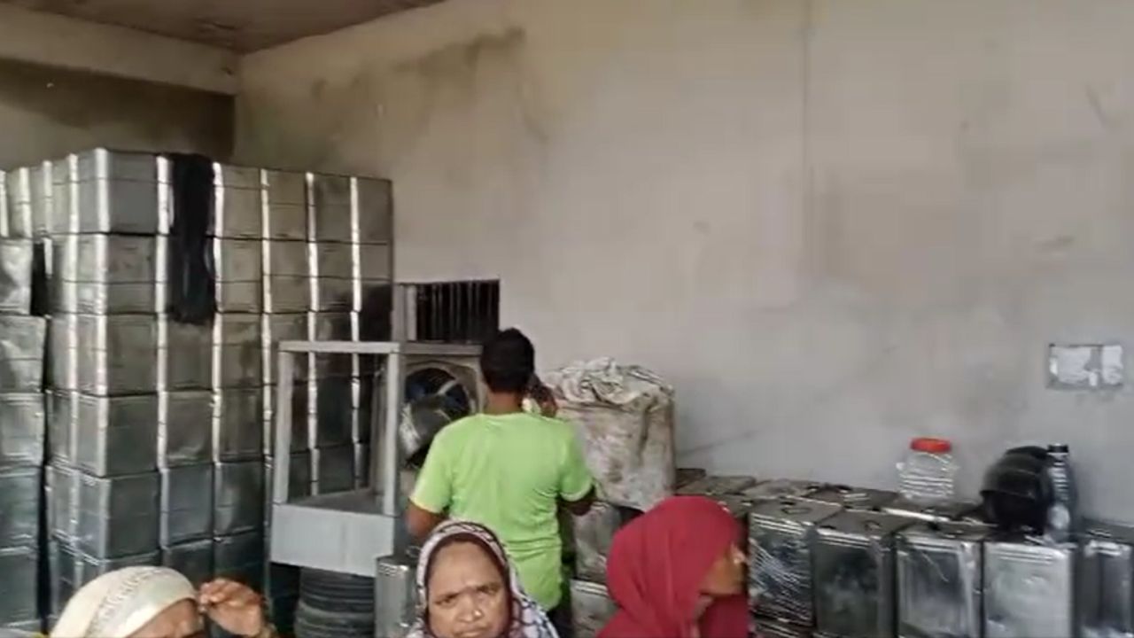 रहस्यमयी तरीके से लापता हुए पति-पत्नी और 5 बच्चे, घर-फैक्ट्री पर ताला, लोगों का लगा जमावड़ा रहस्यमयी तरीके से लापता हुए पति-पत्नी और 5 बच्चे, घर-फैक्ट्री पर ताला, लोगों का लगा जमावड़ा