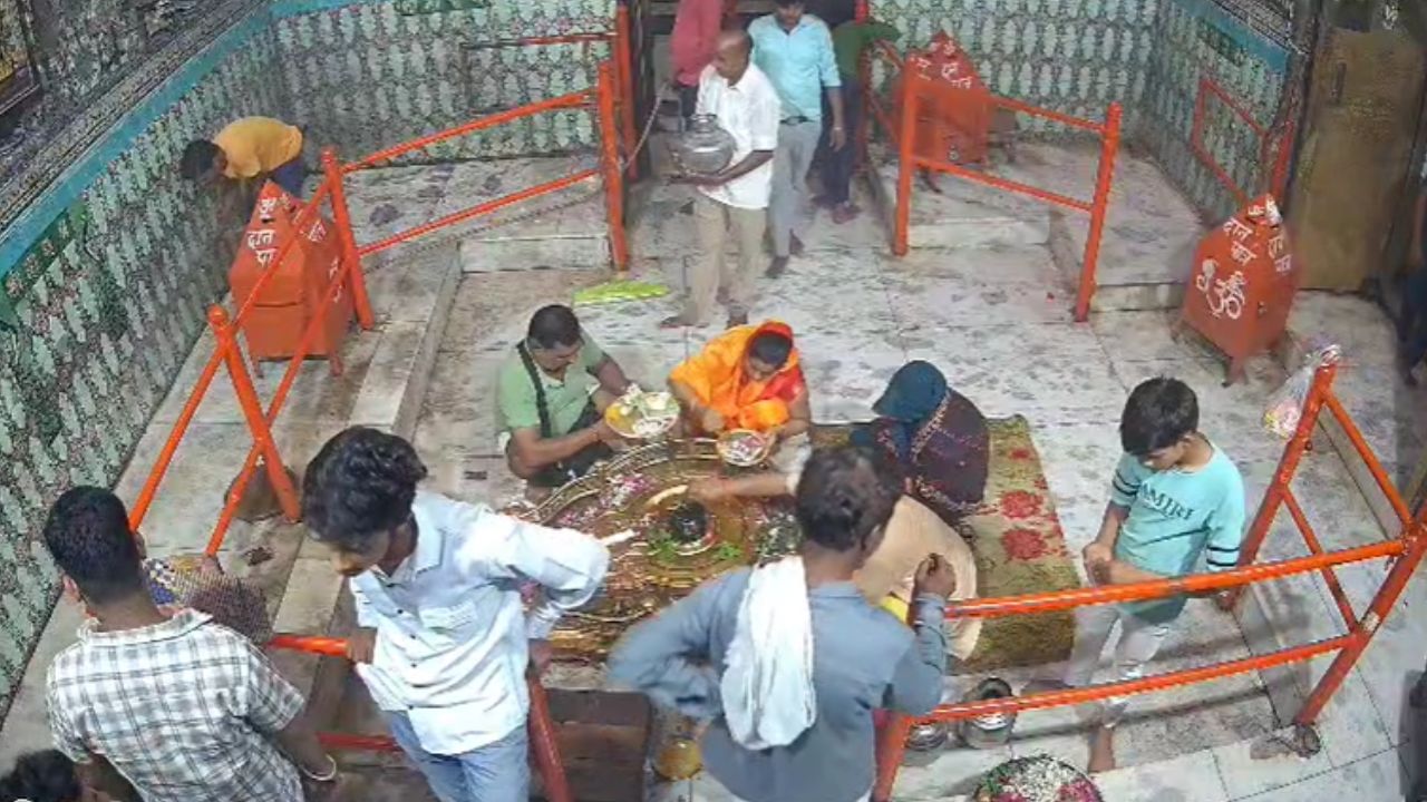 पूजा से रोका या छेड़छाड़ का मामला? बाराबंकी के शिव मंदिर में दलित युवक की पिटाई; जानें क्या है सच्चाई पूजा से रोका या छेड़छाड़ का मामला? बाराबंकी के शिव मंदिर में दलित युवक की पिटाई; जानें क्या है सच्चाई