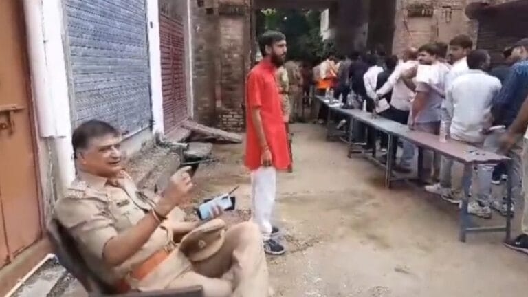 चाहे छूट जाए एक्जाम, नहीं कटाउंगा कलावा;परीक्षा में छात्र ने काटा बवाल