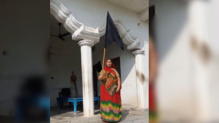 आजमगढ़ में अखिलेश के आने से पहले ब्राह्मणों का विरोध, लगाये काले झंडे