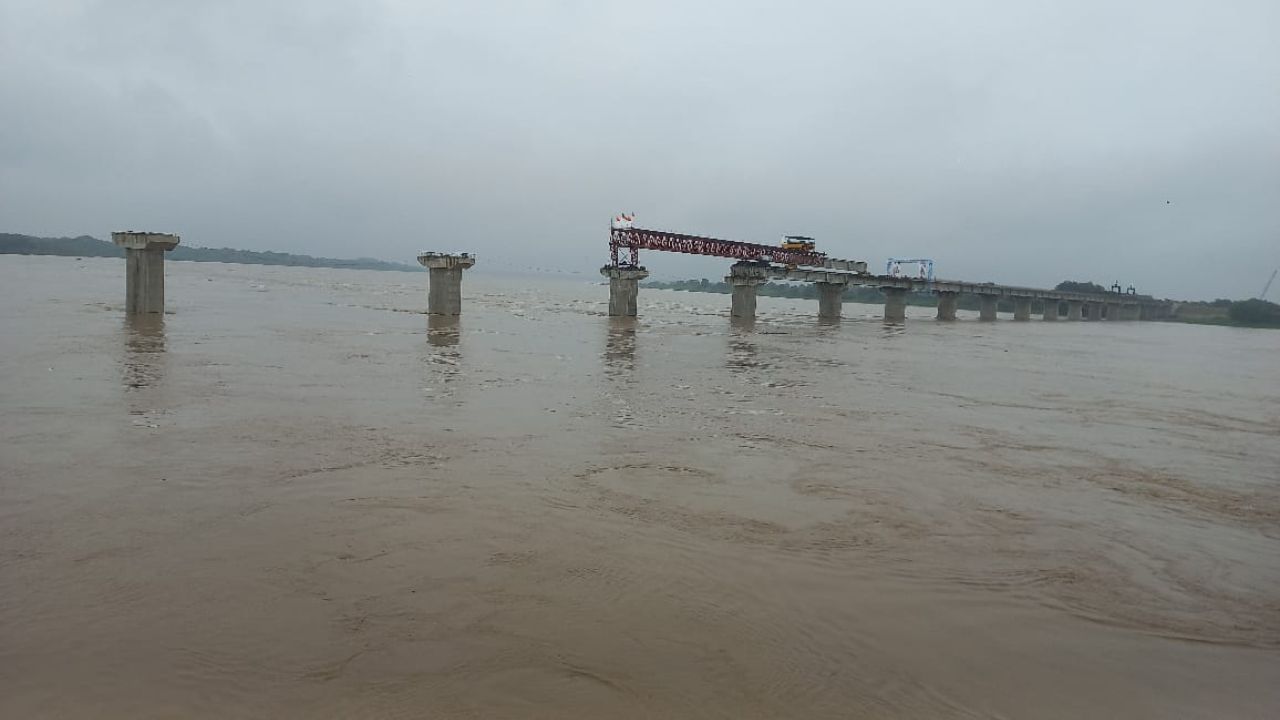 MP-राजस्थान में बारिश से चंबल ने लिया रौद्र रूप, आगरा में मचाई तबाही; देखें तस्वीरें