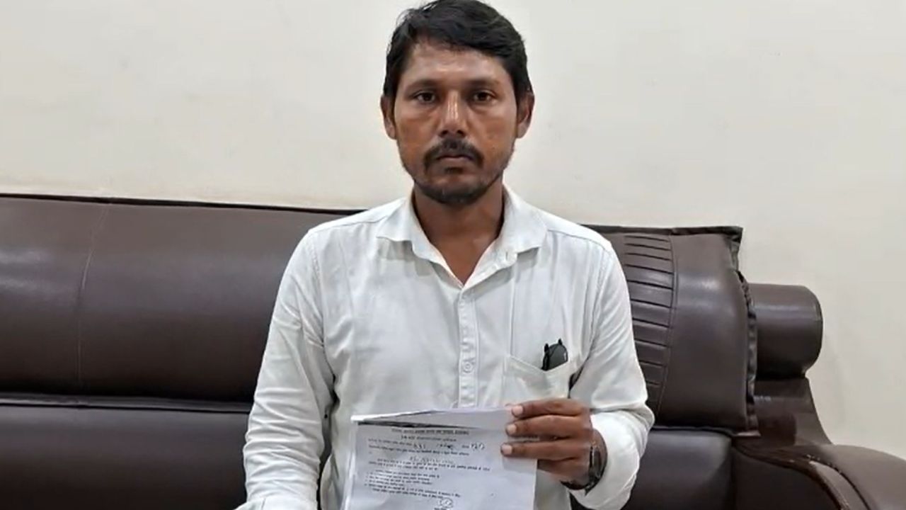छांगुर बाबा ने कहा था- इस्लाम कबूल करो, जन्नत मिलेगी; बेटी की गर्दन से चाकू सटाकर पढ़वाया कलमा छांगुर बाबा ने कहा था- इस्लाम कबूल करो, जन्नत मिलेगी; बेटी की गर्दन से चाकू सटाकर पढ़वाया कलमा