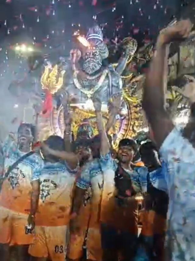 रोज 30 KM पैदल चलते हैं, 10 लाख की हाइड्रोलिक कांवड़ के साथ शिवभक्तों की ये खास यात्रा रोज 30 KM पैदल चलते हैं, 10 लाख की हाइड्रोलिक कांवड़ के साथ शिवभक्तों की ये खास यात्रा