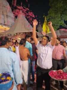 नो टच पॉलिसी, सर और मैडम कहें, काशी विश्वनाथ मंदिर में सावन के पहले दिन भक्तों पर बरसे फूल