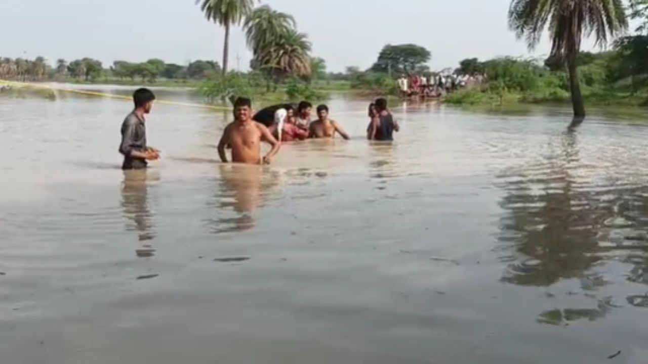 न राशन, न दवा, एक महीने से फंसे हैं 1500 लोग… बाढ़ के कहर से टापू बना ये गांव न राशन, न दवा, एक महीने से फंसे हैं 1500 लोग… बाढ़ के कहर से टापू बना ये गांव