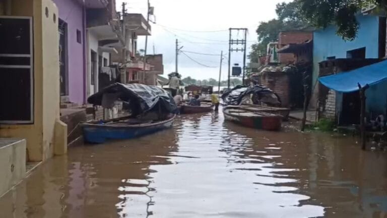 लबालब पानी, तैरते वाहन और सड़क पर नाव... हमीरपुर में बाढ़ का कहर