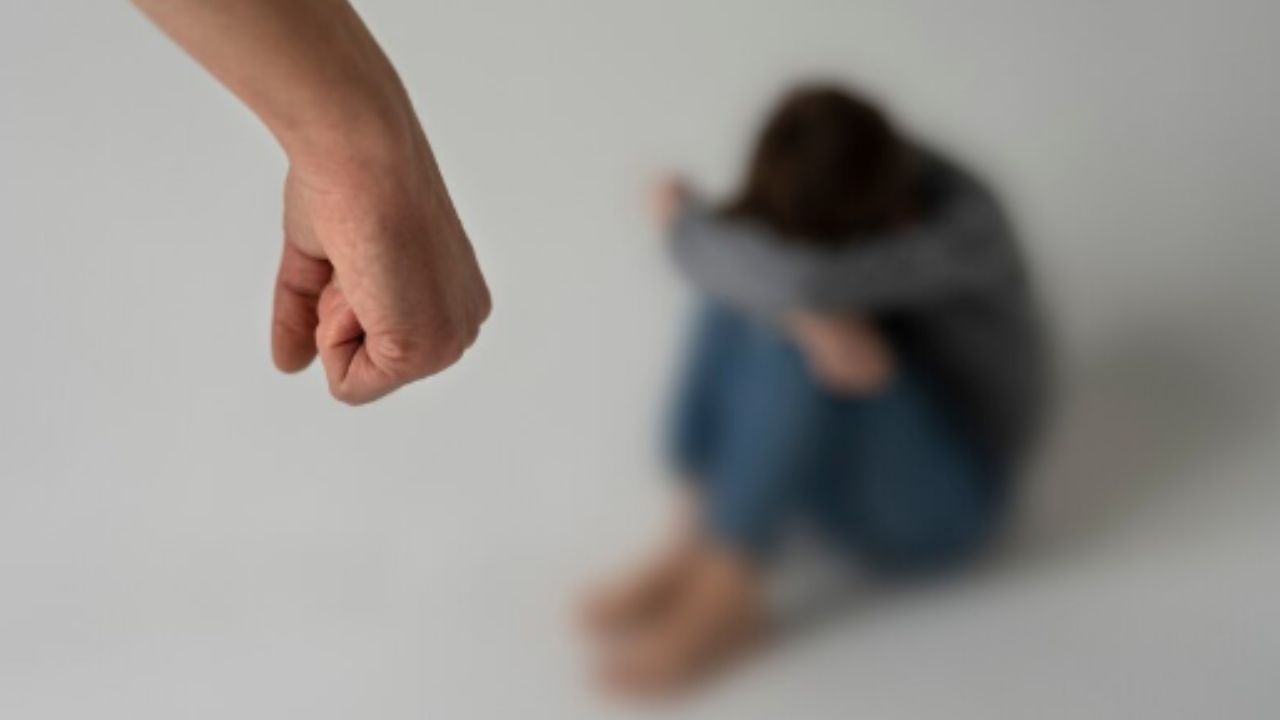 रायबरेली: भैंस चराने गई थी… तीन युवकों ने मेंटली चैंलेंज्ड युवती को दबोचा, फिर किया गैंग रेप रायबरेली: भैंस चराने गई थी… तीन युवकों ने मेंटली चैंलेंज्ड युवती को दबोचा, फिर किया गैंग रेप